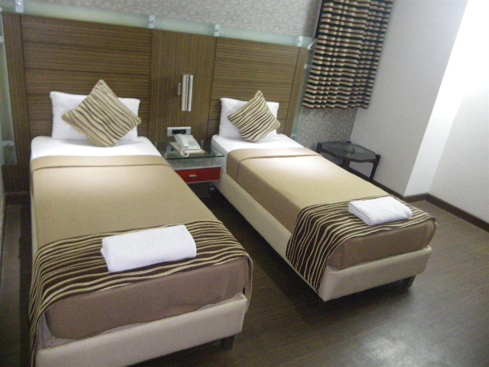 Hotel Metro Continental Дели Экстерьер фото
