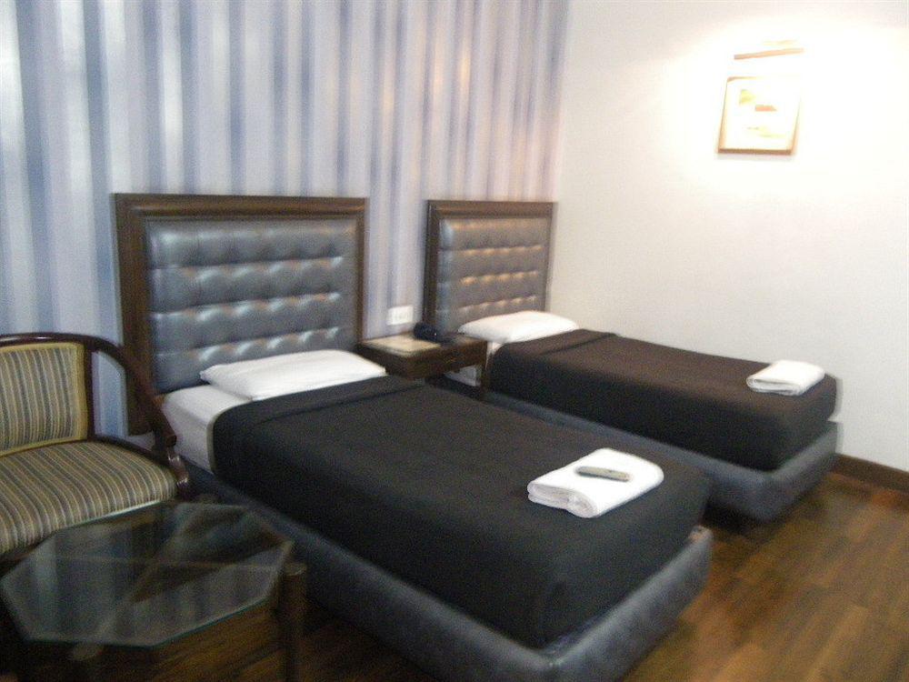 Hotel Metro Continental Дели Экстерьер фото