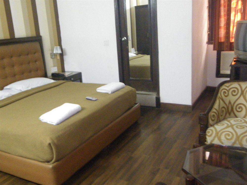 Hotel Metro Continental Дели Экстерьер фото