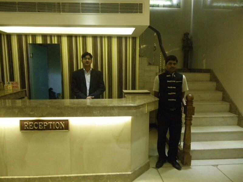 Hotel Metro Continental Дели Экстерьер фото
